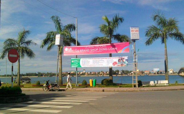 In băng rôn quảng cáo tại Quảng Ninh